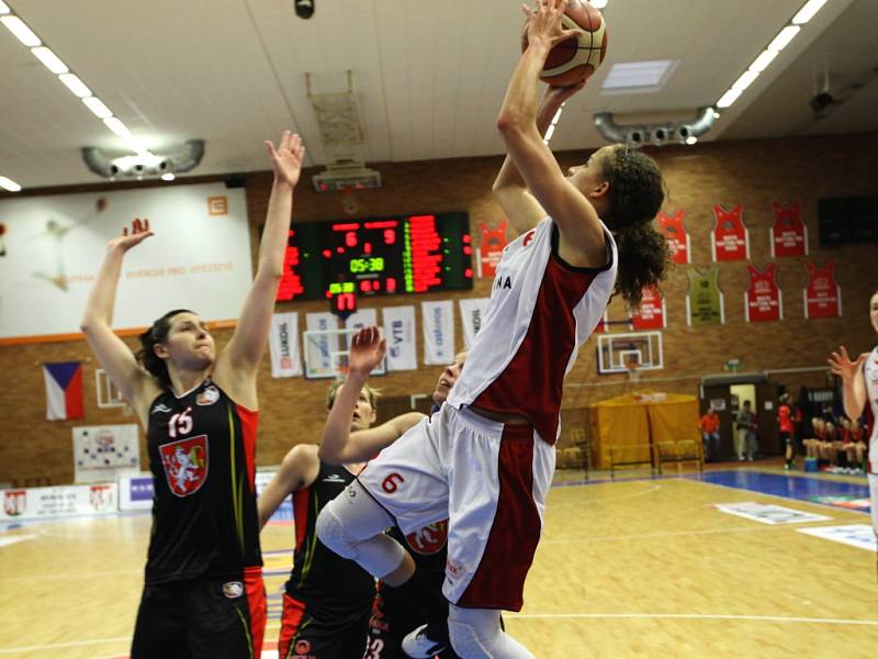 Z basketbalového utkání ŽBL Nymburk - Hradec Králové (71:65)