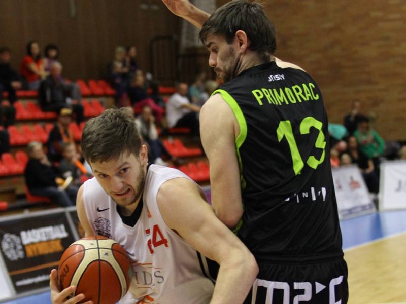 Z basketbalového utkání Kooperativa NBL Nymburk - Brno (96:63)