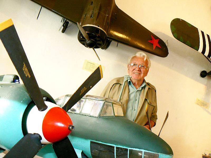Sedmikilový model letadla vlastní výroby Jana Netopilíka. 
