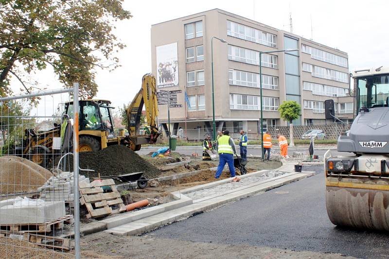 Ve čtvrtek byl položen betonový povrch, od pátečního rána už jsou jednotlivé části křižovatky s přilehlými úseky pokrývány vrstvou asfaltu.