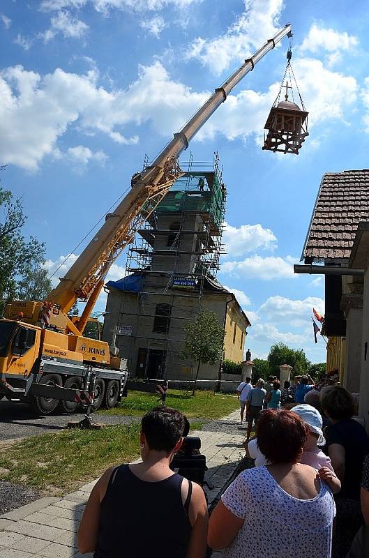 Báň se vrátila na špici kostela v Kostelní Lhotě.