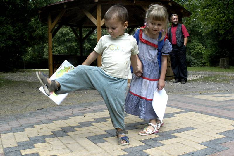 Největší atrakcí pro děti ale byly beze sporu nové zahradní labyrinty. Na snímku s jedním z nich „bojuje“ sourozenecká dvojice z nedalekého Jenštejna u Brandýsa nad Labem.