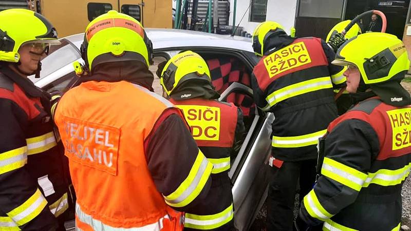 Uvnitř vozidla se v době nehody nacházela zraněná jedna dospělá osoba, řidič, který měl dolní končetiny zaklíněné pod pedály. Dále zůstal v autě také živý pes a střelná zbraň.