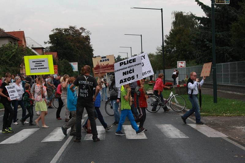 Demonstrace proti zinkovně AZOS na Zálabí.