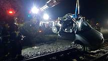 Dopravní nehoda na železničním přejezdu v Kostomlatech nad Labem ve směru na Rozkoš.