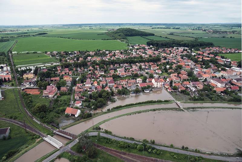 Letecký snímky povodně na Nymbursku v roce 2013: Křinec.