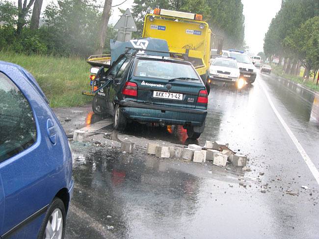 Za Sadskou došlo k vážné dopravní nehodě