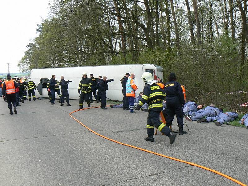 Cvičení simulující nehodu autobusu převážejícího vězně