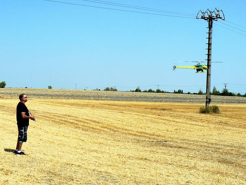 Americký pilot Carlos Hernandéz s ukázkou vrtulníkové show