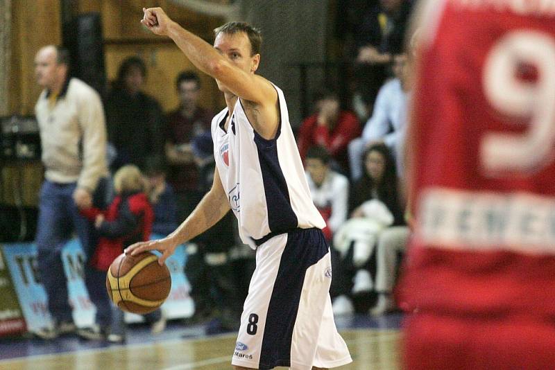 Z okresního derby nejvyšší soutěže basketbalistů mezi Poděbrady a Nymburkem (64:105)