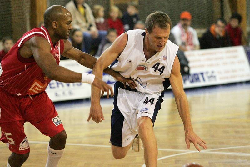 Z okresního derby nejvyšší soutěže basketbalistů mezi Poděbrady a Nymburkem (64:105)