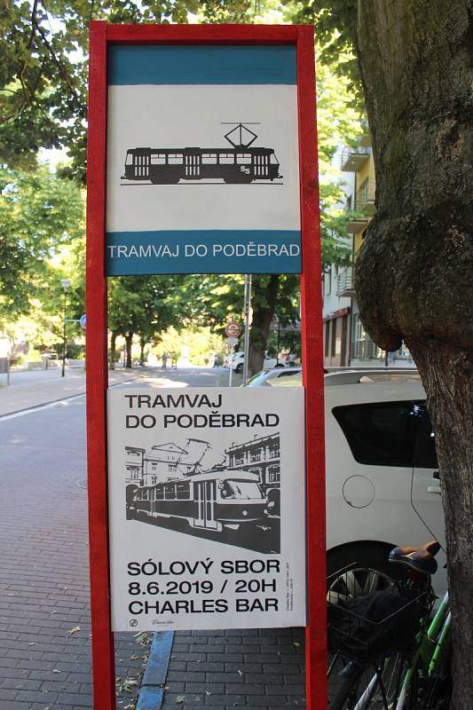 Happeningová akce skupiny Sólový sbor s názvem Tramvaj do Poděbrad pohladila po duši.