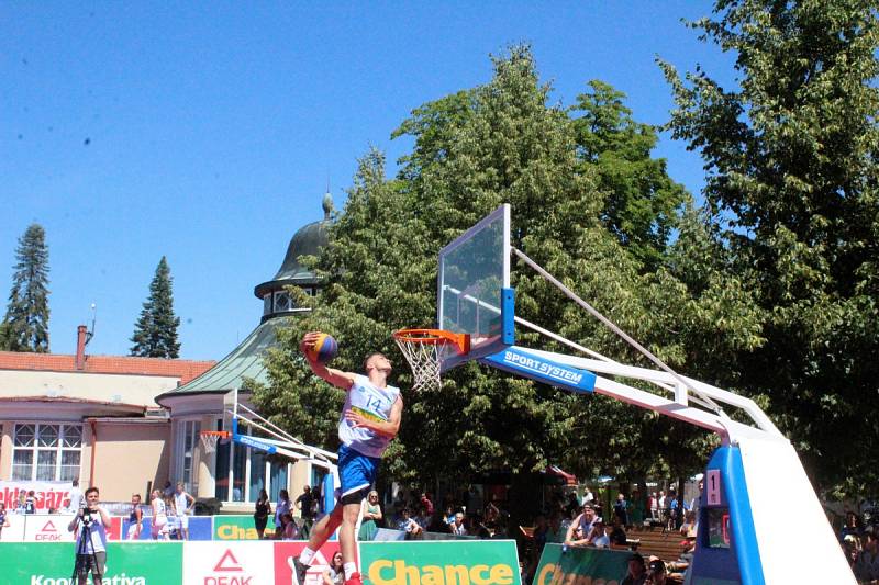 Mezinárodní turnaj v basketu tři na tři se hrál na poděbradské kolonádě.