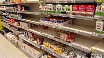 Nákupní horečka vypukla také v nymburských hypermarketech.