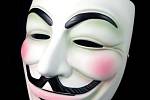 Zloděje pomohla odhalit i jeho maska Anonymouse, kterou nechal na místě po přepadení autobazaru. Ilustrační foto.