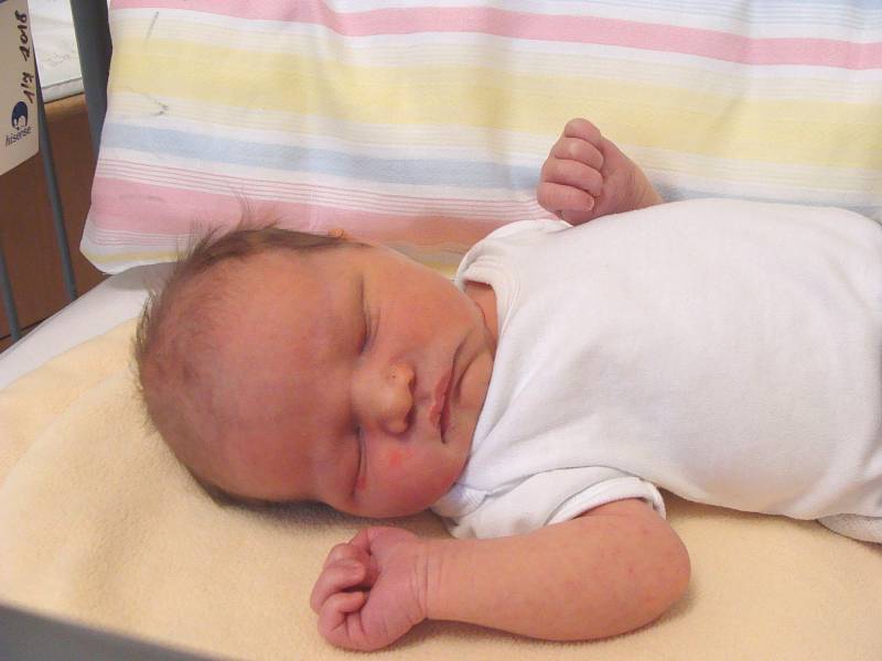 ONDŘEJ Salava se narodil v pátek 1. prosince 2017 ve 13.23 hodin s mírami 51 cm a 3 770 g. S rodiči Pavlem Salavou a Annou Čechovou a se sestřičkou Klárkou (3) bydlí v Milovicích.