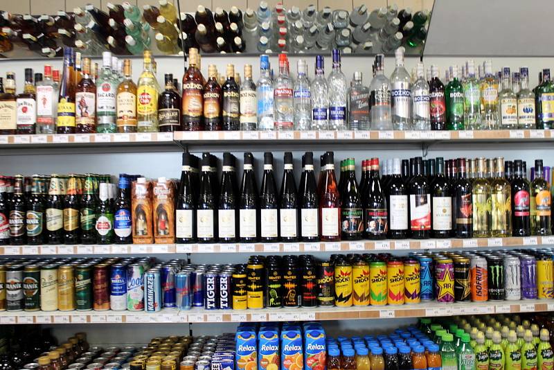 Police s tvrdým alkoholem, z níž při útěku jeden z lupičů ukradl lahev finské vodky.