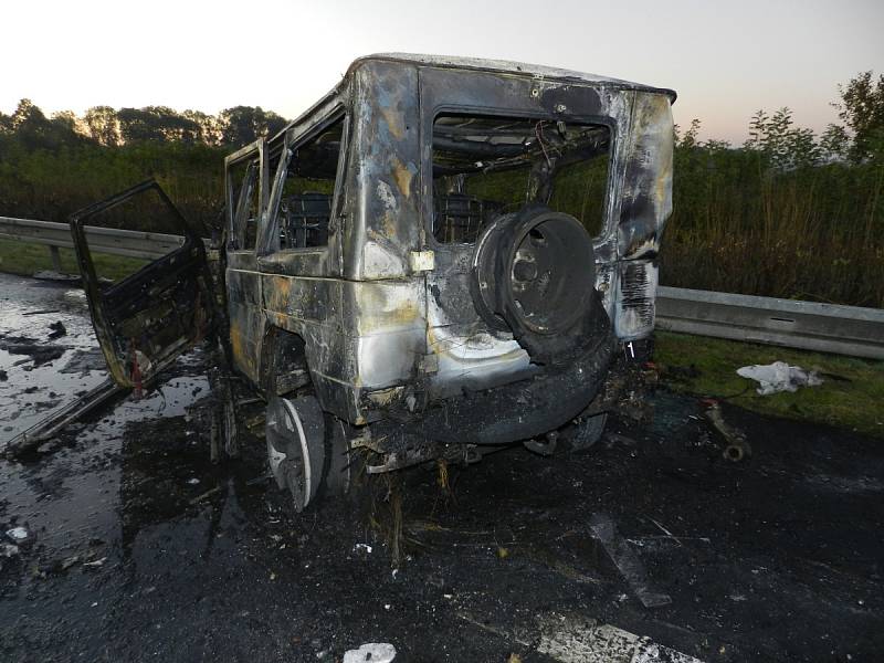 Tragická nehoda s následným požárem uzavřela hradeckou dálnici