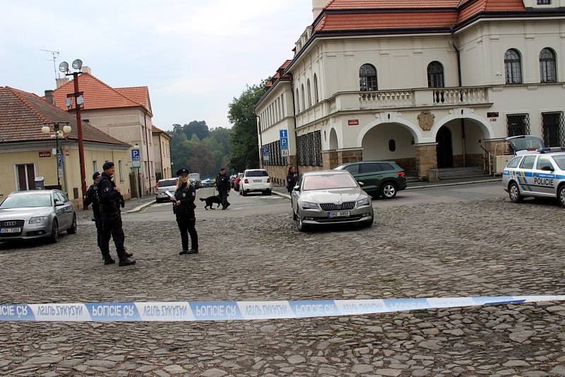 Manévry policistů, hasičů a záchranářů kolem soudu na Kostelním náměstí v Nymburce kvůli nahlášené bombě.