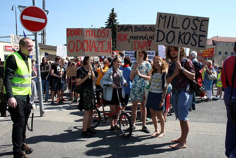 Protesty v Nymburce při jednání sjezdu komunistů a maškarní průvod.