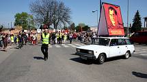 Protesty v Nymburce při jednání sjezdu komunistů a maškarní průvod.