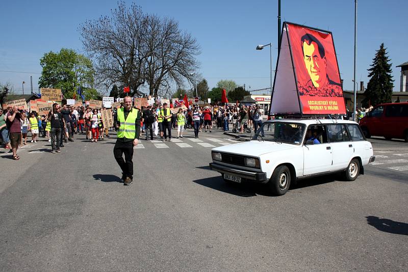 Protesty v Nymburce při jednání sjezdu komunistů a maškarní průvod.