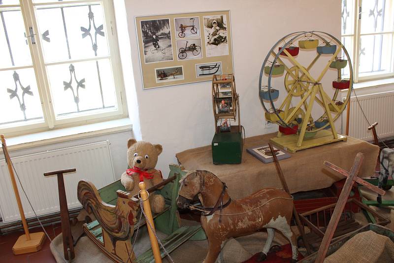 Ve Vlastivědném muzeu v Nymburce probíhá výstava starých hraček z muzejních fondů i soukromých sbírek.
