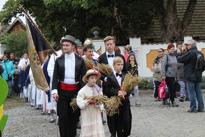 Dožínkovou slavnost V zámku a v podzámčí uspořádalo Polabské muzeum společně s obcí Přerov nad Labem a majitelem zámku Českým rozhlasem už tradičně ve skanzenu a přilehlém zámku.