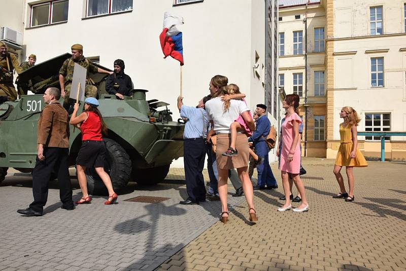 Ukázka střetu okupantů s demonstranty u základní školy.