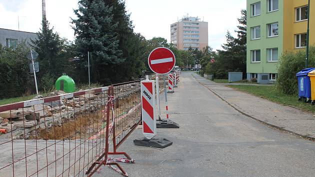 Na mnoha místech už je zasypáno. Někde se ovšem bude ještě asfaltovat a betonovat.