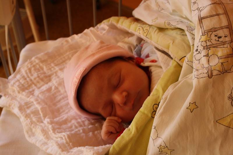 KAROLINA JE Z LYSÉ. Karolina STEKLÁ se narodila  31. října 2015   v 1.27 hodin s mírami 3 370 g a 47 cm. Karolinka má mámu Lucii, tátu Jaroslava a sourozence Kateřinu (16), Jaroslava (11) a  Matyáše (16 měsíců).