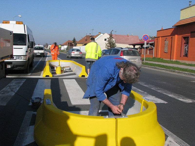 Křižovatka v Sadské má nový bezpečnostní ostrůvek