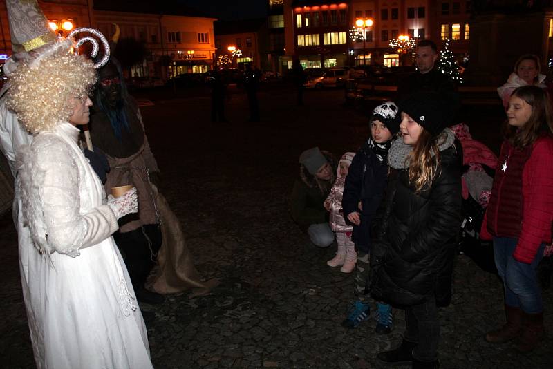 Čert s Mikulášem a andělem čekali děti i na nymburském náměstí.