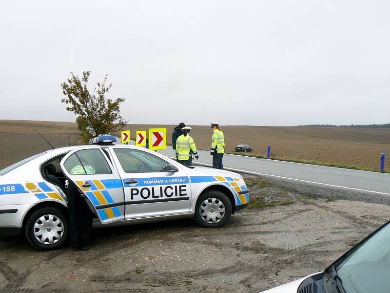 BMW v poli u Jiřic