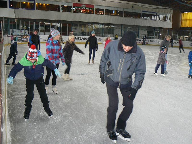 Silvestrovské bruslení na nymburském zimáku.