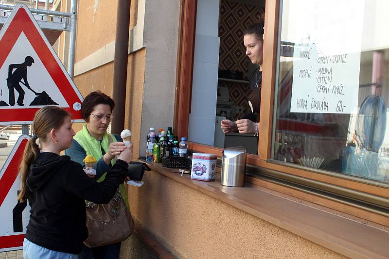 U nymburské Zmrzlinárny se stojí fronta už od chvil, kdy slunko začne na jaře hřát.