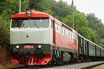 Historická motorová lokomotiva 749.008 zvaná Bardotka v čele výletního vlaku složeného z historických vagonů.