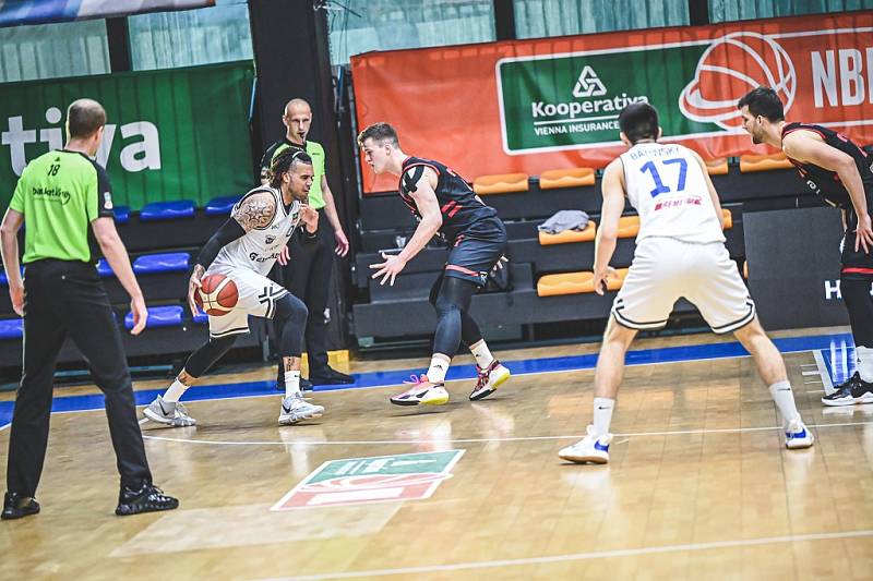 Z basketbalového utkání Kooperativa NBL USK Praha - Nymburk (80:85)