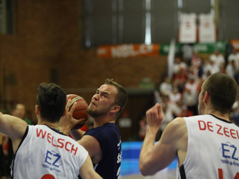 Z prvního finálového utkání basketbalové NBL Nymburk - Děčín (109:46)