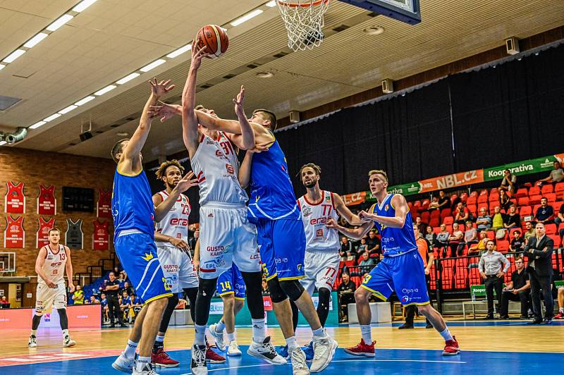 Z basketbalového utkání nejvyšší soutěže Nymburk - Opava (92:75)