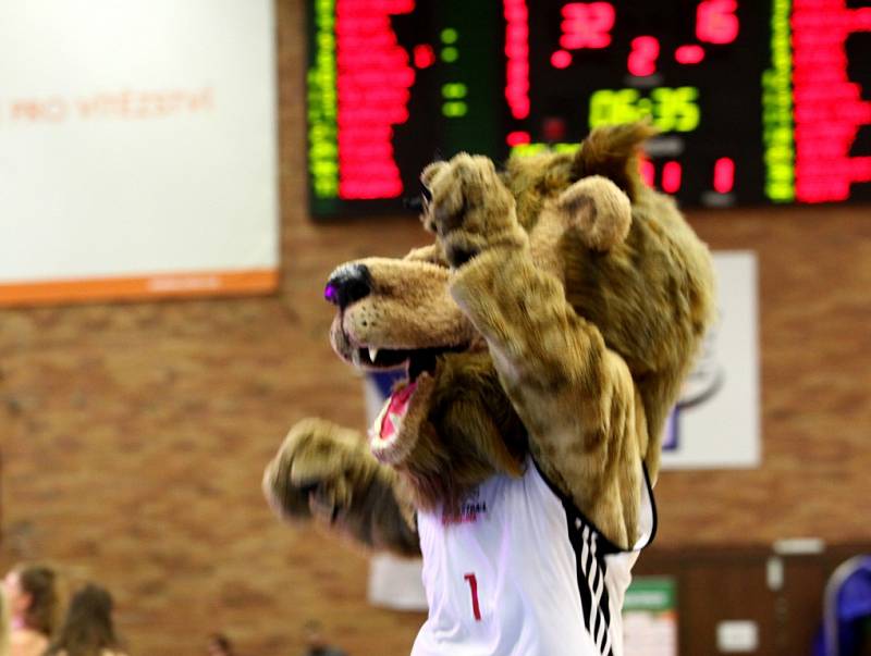 Z třetího finálového utkání basketbalové NBL Nymburk - Děčín (89:60)