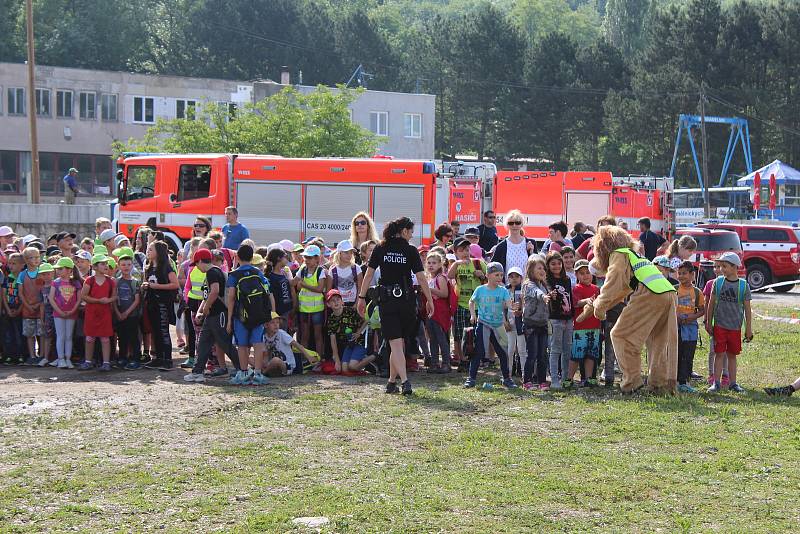Desítky škol z celého kraje a dokonce i ze severních Čech navštívily devátý ročník Dnu bezpečí a pořádku v mělnickém přístavu.