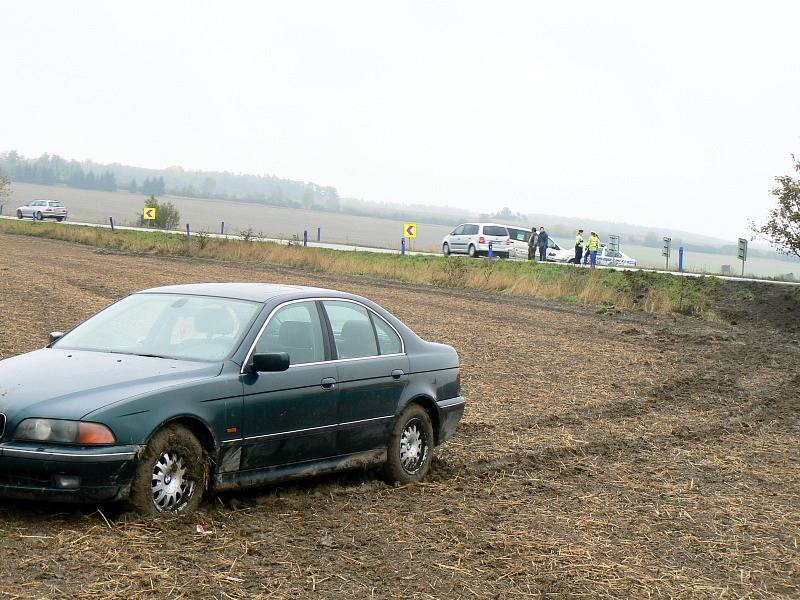 BMW v poli u Jiřic