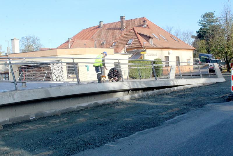 Zakončení lávky na zálabské straně je v obou směrech bezbariérové.