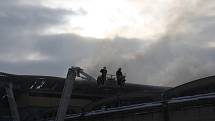 Požár zničil ve čtvrtek halu a střechu bývalých mochovských mrazíren.