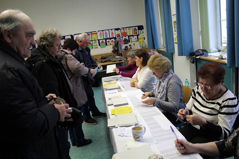 V Nymburce lidé krátce po otevření volebních místností přišli do skautské vily Tortuga i na základní školu v Tyršově ulici.