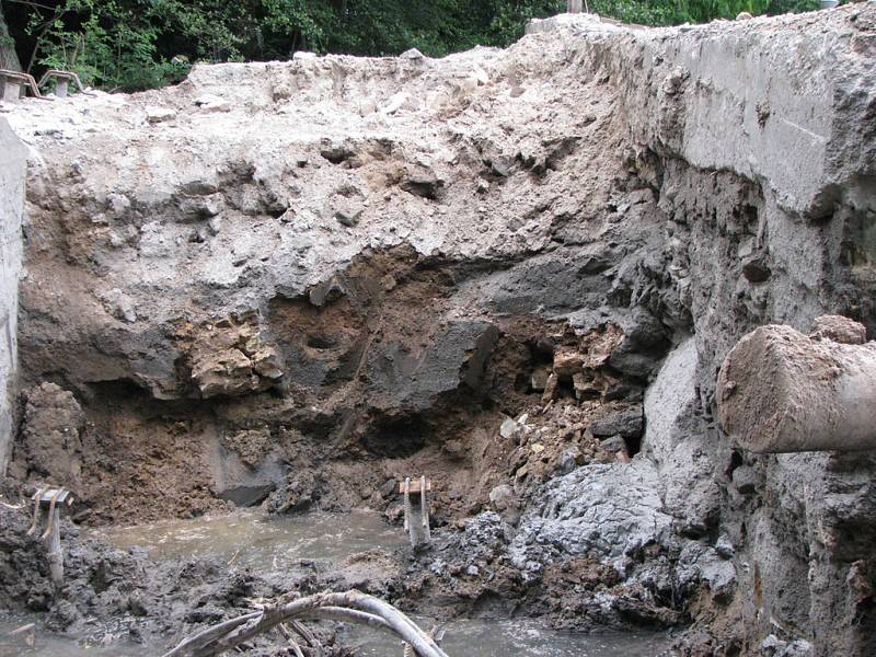 Při bourání jednoho z mostů mezi Brandýsem nad Labem a Starou Boleslaví byl nalezen zbytek mostního oblouku původního mostu ze 16. století.