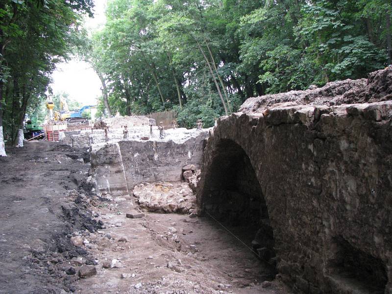 Při bourání jednoho z mostů mezi Brandýsem nad Labem a Starou Boleslaví byl nalezen zbytek mostního oblouku původního mostu ze 16. století.