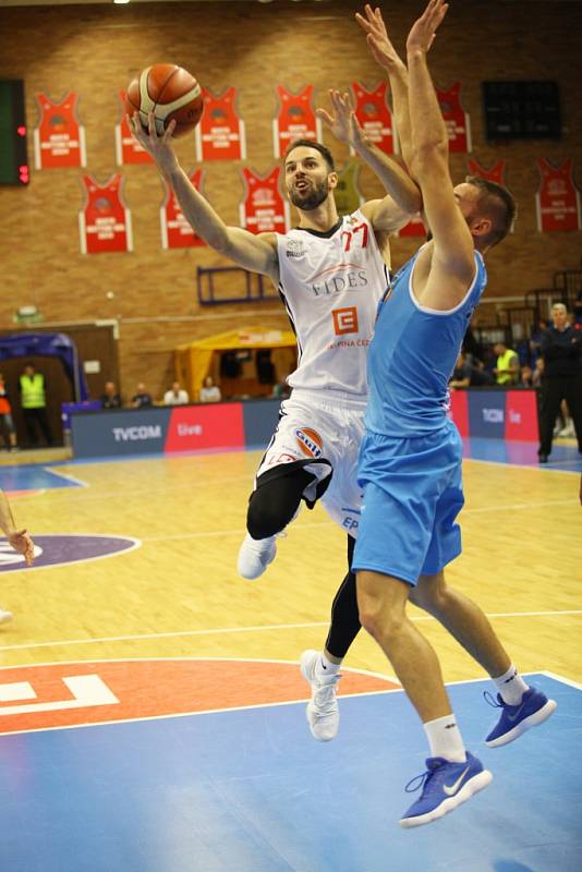 Z basketbalového utkání NBL Nymburk - Olomoucko (124:62)