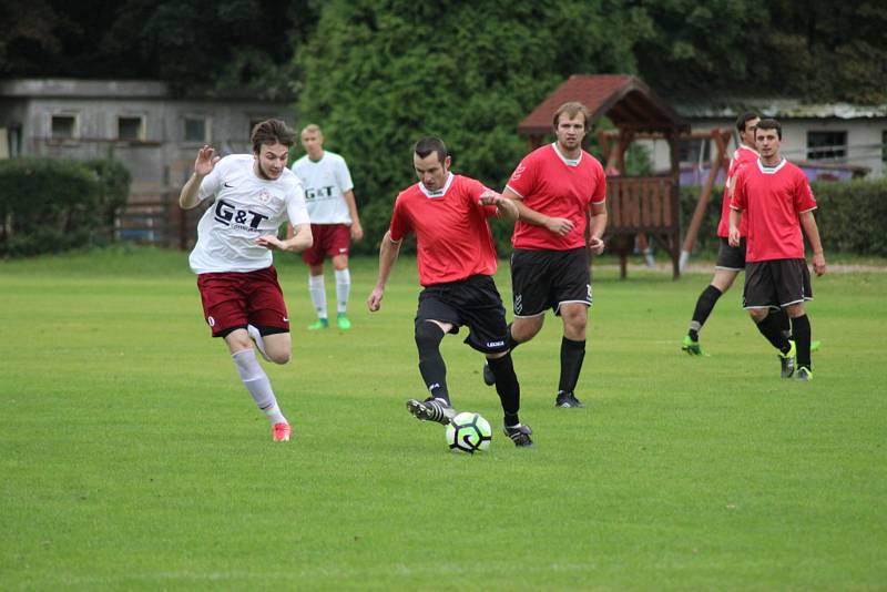 OBRAT. Rezerva poděbradské Bohemie (v bílém) prohrávala dvakrát o dvě branky, nakonec Opočnici porazila 4:3.